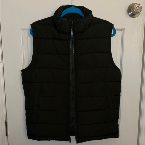 GAP Men’s Black Down-Alternative Puffer Vest - Picture 3 of 4
